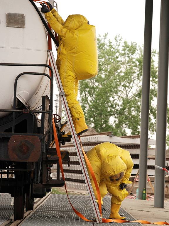 Břeclavští hasiči se cvičně potýkali poblíž vlakového nádraží s únikem neznámé nebezpečné látky. 