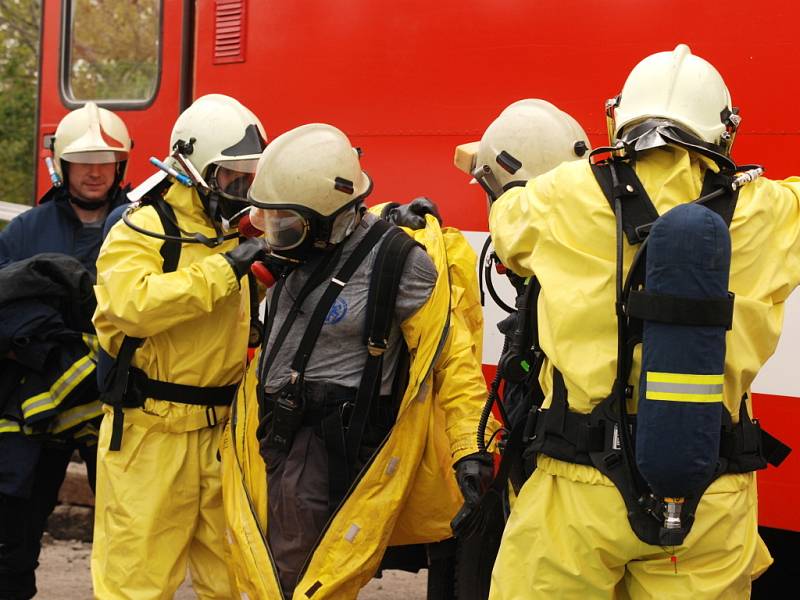 Břeclavští hasiči se cvičně potýkali poblíž vlakového nádraží s únikem neznámé nebezpečné látky. 