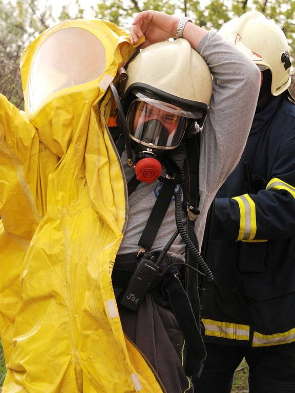 Břeclavští hasiči se cvičně potýkali poblíž vlakového nádraží s únikem neznámé nebezpečné látky. 
