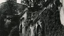 Neudržované čestné nádvoří pár let po požáru mikulovského zámku v roce 1945.