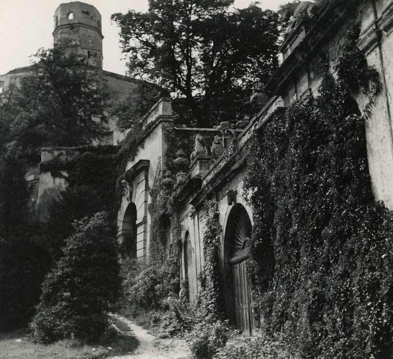 Neudržované čestné nádvoří pár let po požáru mikulovského zámku v roce 1945.