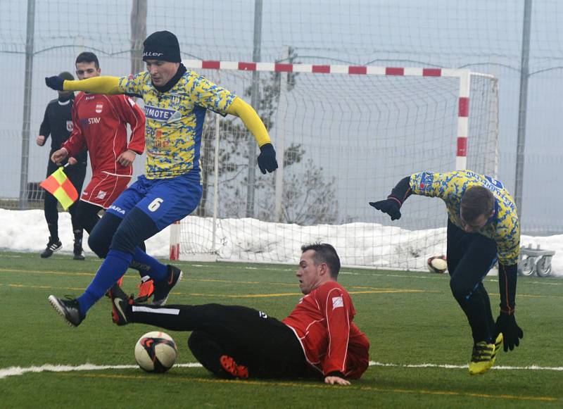 Fotbalisté MSK Břeclav (ve žlutomodrém) podlehli v přípravném utkání brněnskému Startu 1:3.