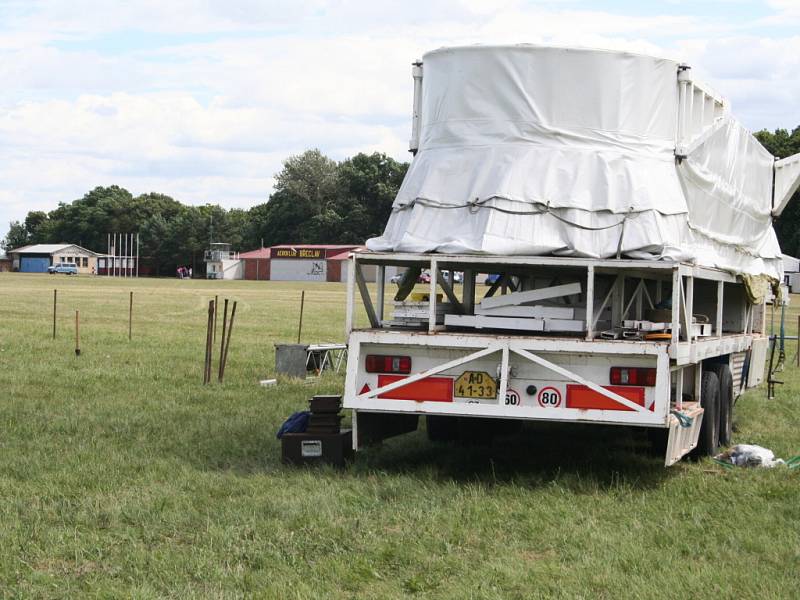 Letiště v Břeclavi se připravuje na festival Creamfields.