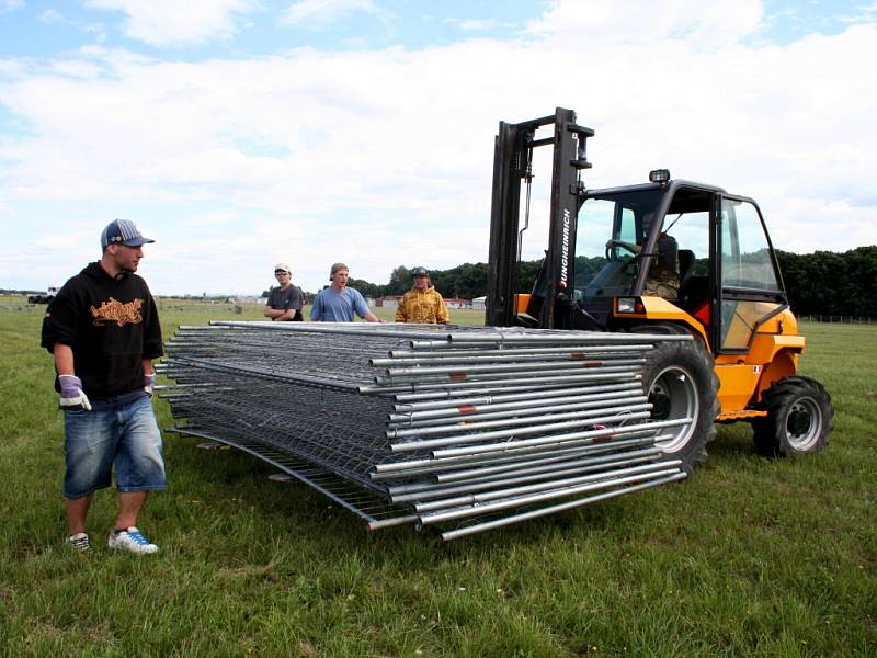 Letiště v Břeclavi se připravuje na festival Creamfields.