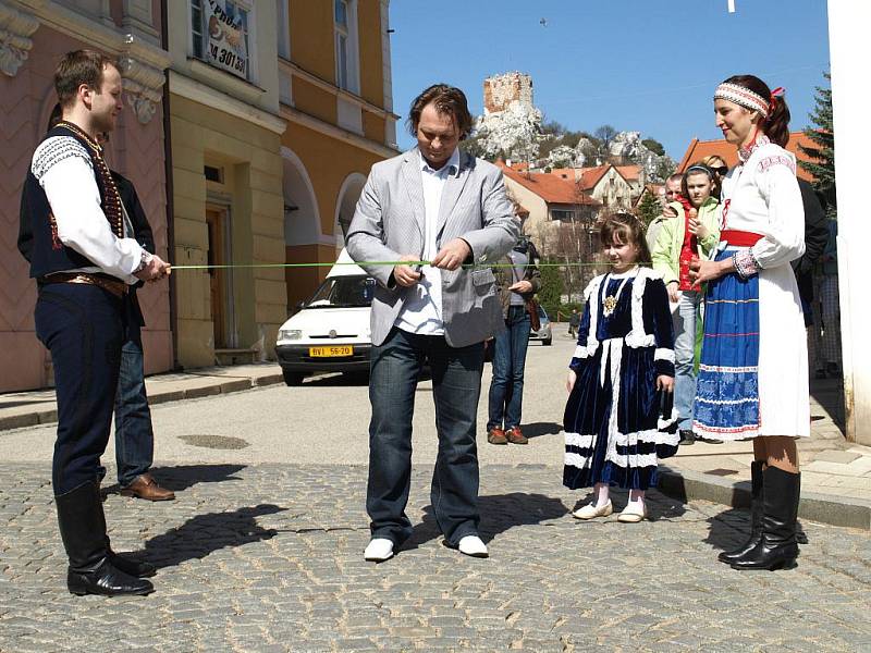 Slavnostní přestřižení pásky starostou.