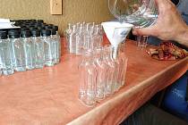 Pracovníci morkůvského obecního úřadu připravili místním lahvičky s dezinfekcí.