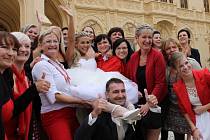 Novomanželé z Břeclavska si v sobotu pro svatebčany přichystali překvapení na nádvoří lednického zámku. Uspořádali tam doslova taneční orgie. Po obřadu si zatancovalo zumbu celkem 133 svatebčanů. 