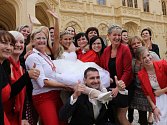 Novomanželé z Břeclavska si v sobotu pro svatebčany přichystali překvapení na nádvoří lednického zámku. Uspořádali tam doslova taneční orgie. Po obřadu si zatancovalo zumbu celkem 133 svatebčanů. 