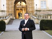 Ředitel Národního vinařského centra Pavel Krška před valtickým zámekem.