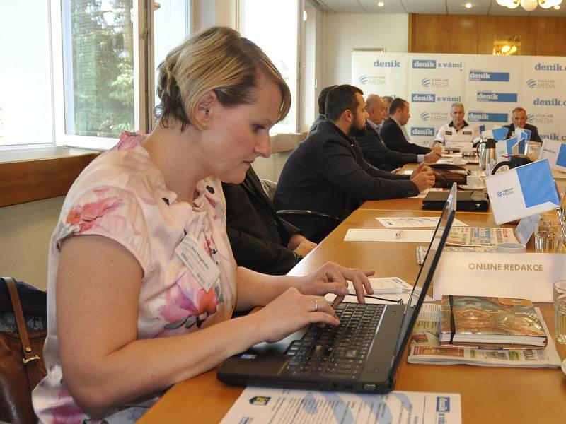 Ze setkání starostou připravuje Deník Rovnost on-line reportáž. Pracuje na ní redaktorka Břeclavského deníku Rovnost Iva Haghofer.