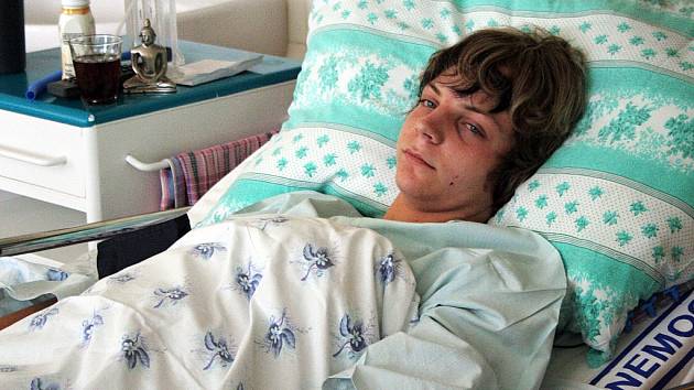 Patnáctiletý Petr přišel o ledvinu po údajném napadení, které si sám vymyslel.