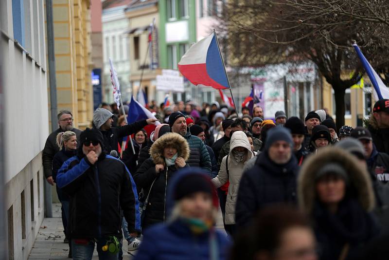 Několik stovek lidí prošlo Břeclaví na demonstraci proti novele pandemického zákona.