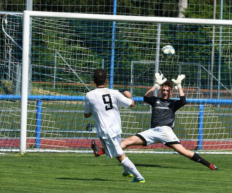 Ledničtí fotbalisté (v bílém) v této sezoně jsou ve velké formě.