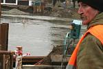 Stavební firma VHS pokládá kanalizační potrubí přes řeku Dyji v době tání sněhu. Lidé se bojí narušení hráze.