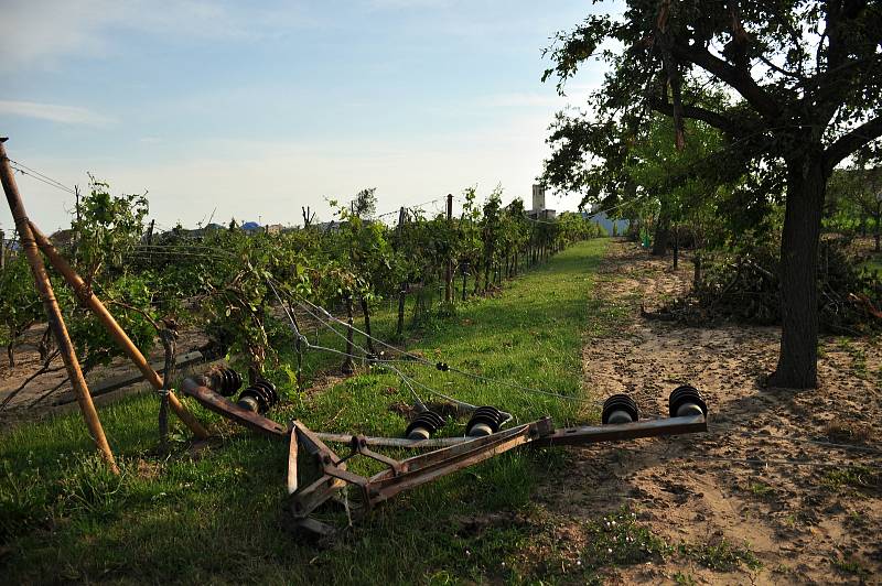 Pátý den po katastrofě. V obcích  poškozených tornádem, začaly první demolice domů, zatím jen v režii majitelů nemovitostí. Řízené demolice 115 domů kraj zahájí příští týden.