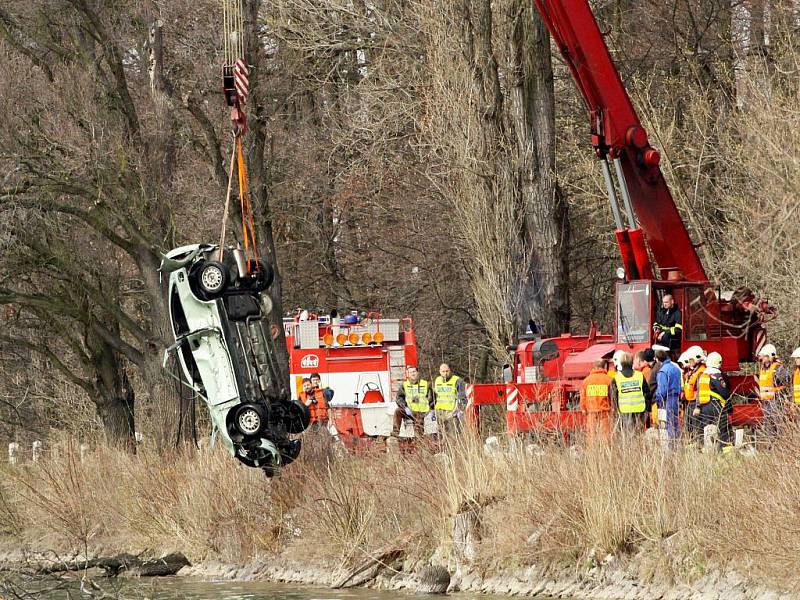 Policie z vody nejdříve vytáhla vozidlo Rover. Tělo dvaadvacetiletého řidiče našli po další půlhodině.