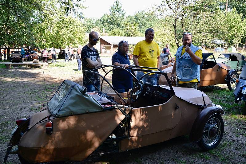 Do Břeclavi na Hájenku se sjeli milovníci velorexů.