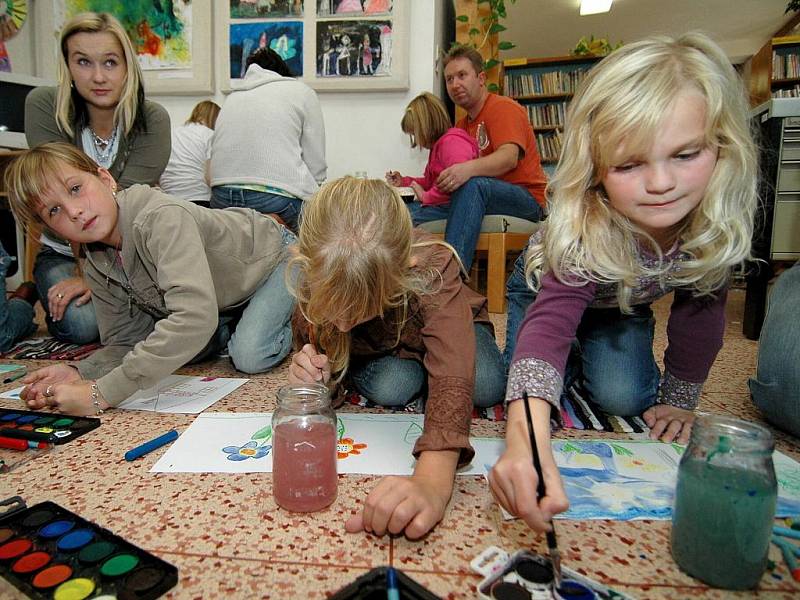 Výstavu dětských děl z arteterapeutického kroužku odstartovalo společné malování rodičů s dětmi. Odehrálo se na podlaze.