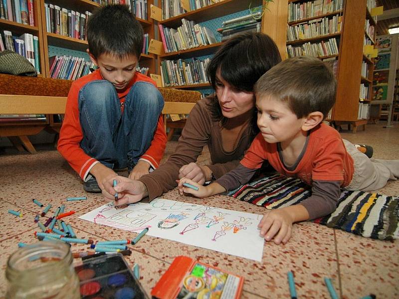 Výstavu dětských děl z arteterapeutického kroužku odstartovalo společné malování rodičů s dětmi. Odehrálo se na podlaze.