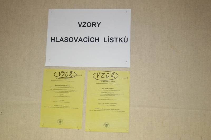 K volební místnosti na břeclavské obchodní akademii přišlo v první hodině druhého kola voleb stošedesát lidí. 