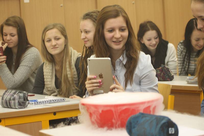 Do hustopečského gymnázia zavítali studenti vysoké školy chemicko-technologické z Prahy, kteří si pro gymnazisty připravili zábavnou hodinu chemie.