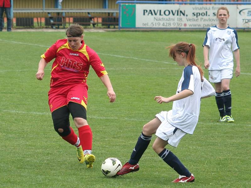 Fotbalistky Velkých Pavlovic (v červeném) dohrávaly utkání se Šardicemi v osmi hráčkách v poli.