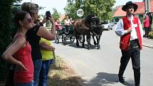 Historicky první Setkání přátel jižní Moravy hostil v sobotu přírodní areál ve Starovicích. V průvodu obcí šla více než stovka krojovaných z řady obcí nejen Břeclavska, ale i dalších jihomoravských regionů.