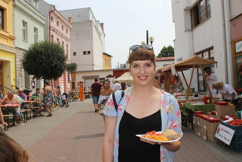 Břeclav žila v sobotu Slavnostmi rajčat. Stánkaři nabízeli rajčatové pokrmy, nápoje i další výrobky. Přišlo více lidí než vloni.