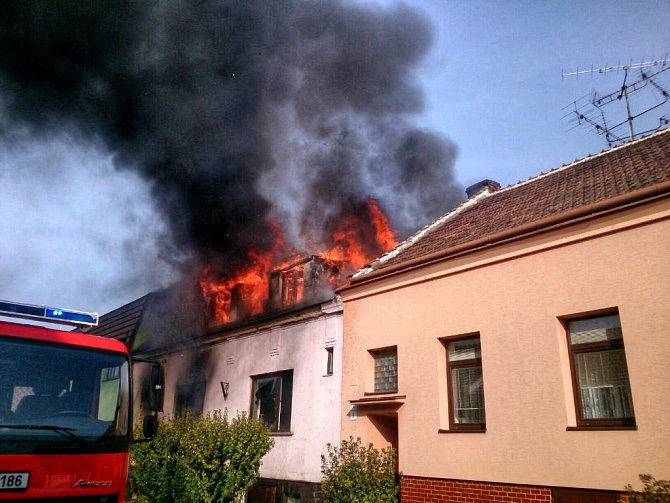 Dům v Břeclavi zcela vyhořel.