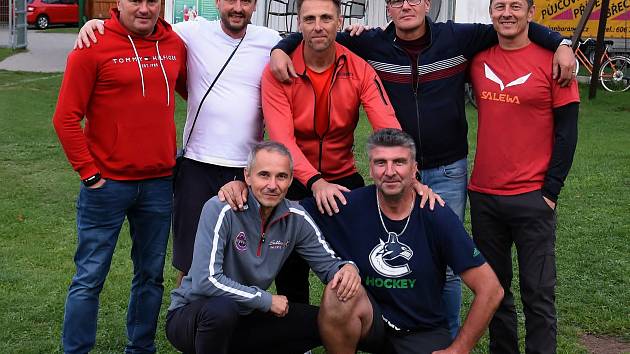 Sedm bývalých spoluhráčů a kamarádů na hřišti v Charvátské Nové Vsi společně oslavilo padesáté narozeniny.