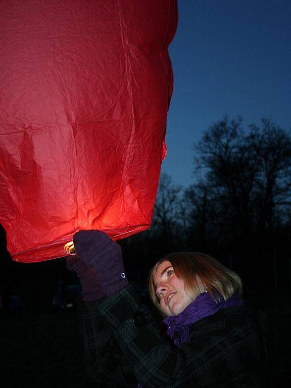 Z mikulovského amfiteátru se vzneslo do nebe na tři sta čtyřicet lampionů ve tvaru srdce.