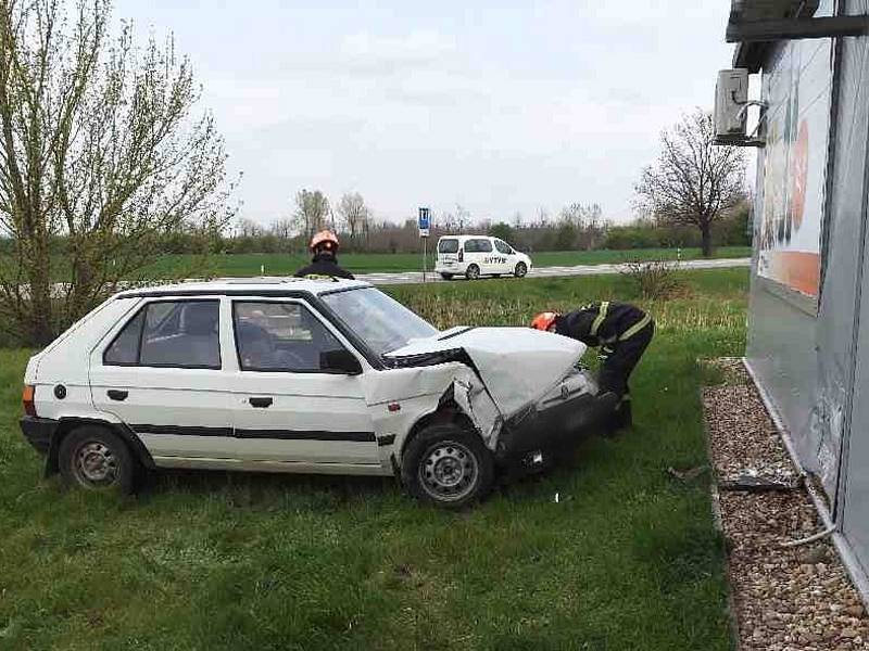 Důchodce narazil v Moravské Nové Vsi na Břeclavsku s autem do obchodu. Přiletěl pro něj vrtulník.