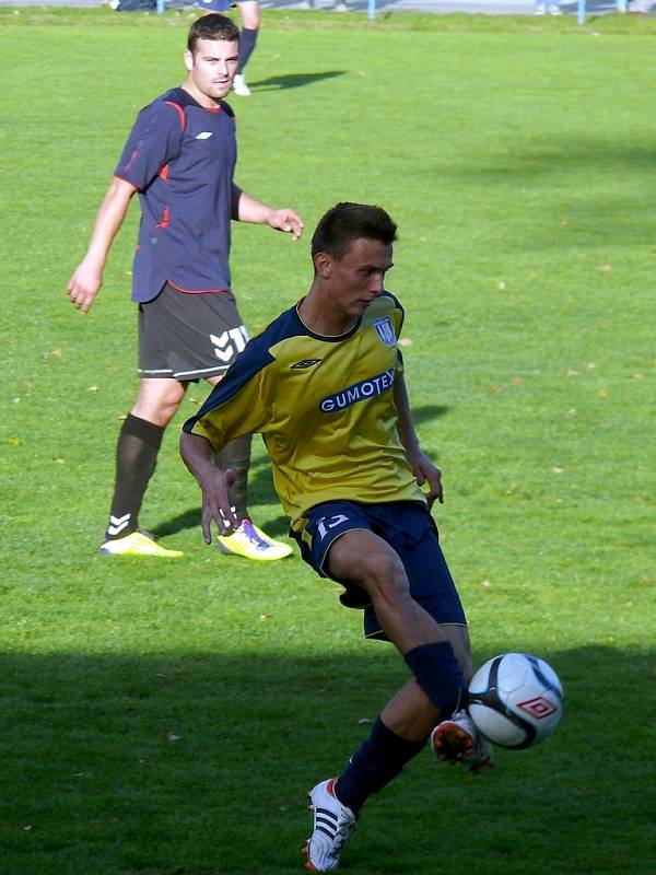 Břeclavští fotbalisté (ve žlutém) spláchli na vlastním trávníku Rosice 3:0.