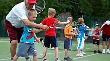 Nejmenším sportovcům pomáhali trenéři ponořit se do tajů tenisu.