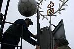 Zaměstnanci města Břeclavi instalují vánoční výzdobu.