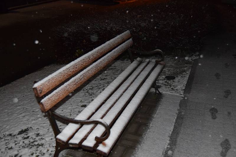 Ve Velkých Bílovicích napadl přes noc první sníh. Padal i ve čtvrtečních ranních hodinách.