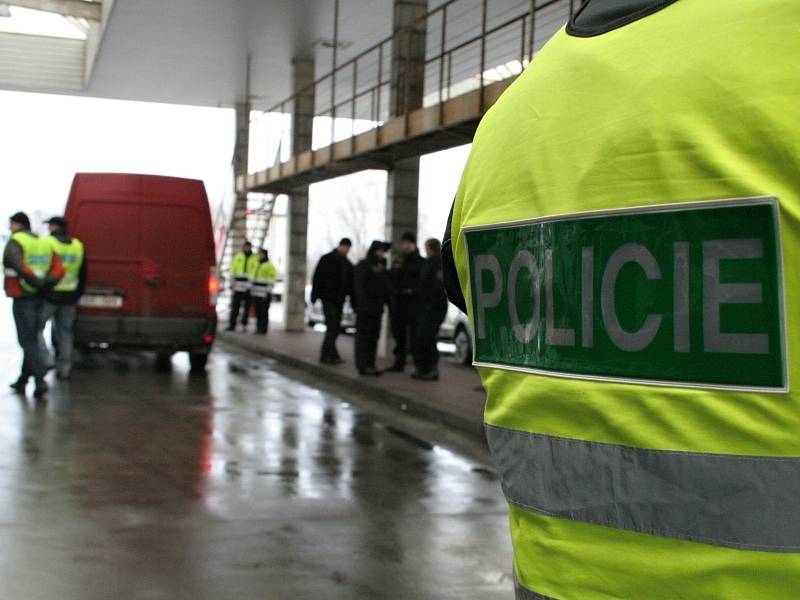 Policisté obsadili hraniční přechod u Lanžhota. Hledali nelegální imigranty. 