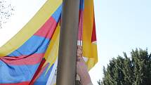 Skauti a skautky z břeclavského střediska Svatopluk v pondělí ráno vyvěsili tibetskou vlajku na stožár před radnicí. Ještě předtím se v centru města o kousek dál objevila i vlajka Číny. Na budově jedné z tamních realitních kanceláří visí poněkolikáté. 