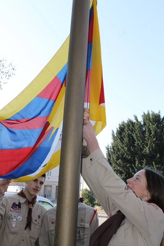 Skauti a skautky z břeclavského střediska Svatopluk v pondělí ráno vyvěsili tibetskou vlajku na stožár před radnicí. Ještě předtím se v centru města o kousek dál objevila i vlajka Číny. Na budově jedné z tamních realitních kanceláří visí poněkolikáté. 