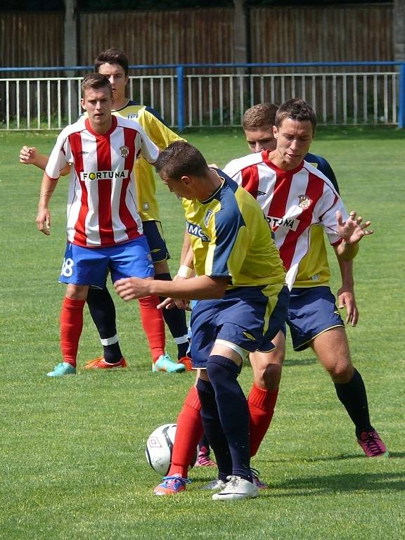 Břeclavští fotbalisté (ve žlutomodrém) doma remizovali s juniorkou Brna.