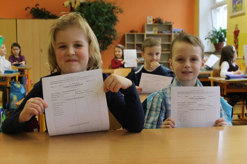 Žáci prvních tříd na břeclavské základní škole v Sovadinově ulici dostávali ve středu své první vysvědčení.