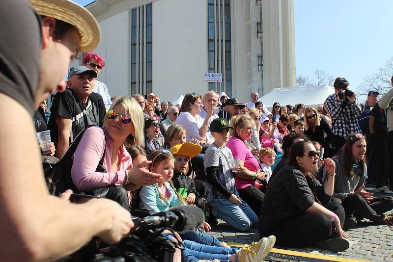 Tisíce lidí se v sobotu sešly v Hustopečích, kde se konaly tradiční mandloňové slavnosti.