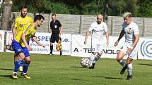 Fotbalisté Lanžhotu (v bílých dresech) prohráli s Velkou Bíteší 0:2