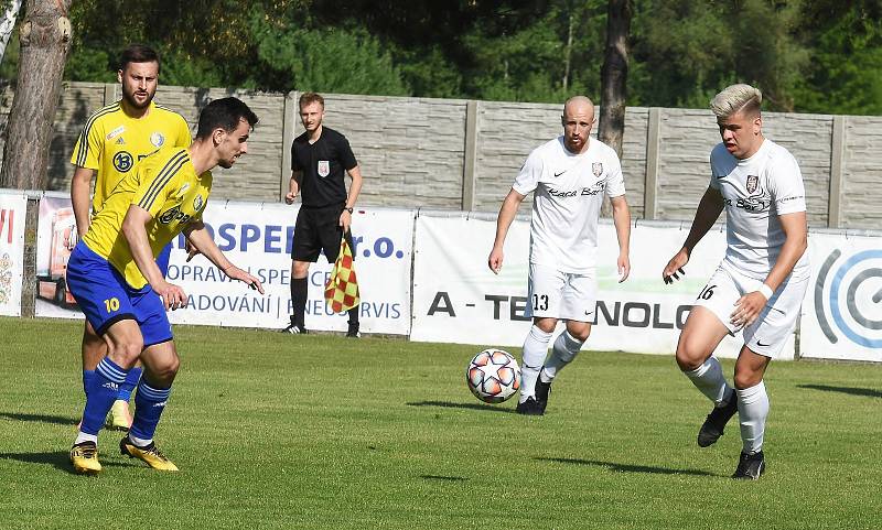 Fotbalisté Lanžhotu (v bílých dresech) prohráli s Velkou Bíteší 0:2