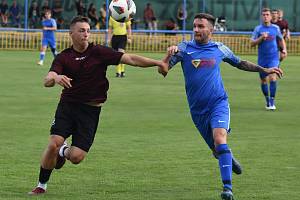 Fotbalisté Tvrdonic (rudé dresy) v předkole krajského poháru podlehli doma Rajhradicím 2:4.