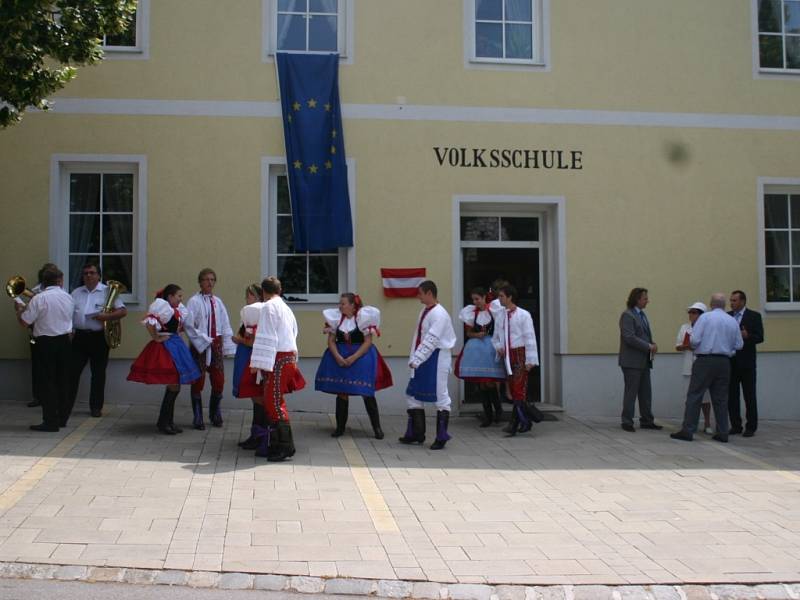 Nejen na své začátky v rakouské škole přišli zavzpomínat čeští absolventi.