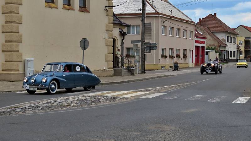 Účastníci tradiční jízdy historických automobilů 1000 mil československých projeli ve čtvrtek Lanžhotem.