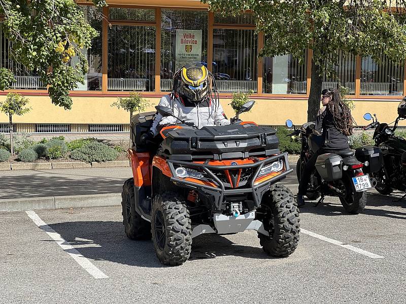 Motorkáři vyrazlii z Velkých Bílovic na šestou Cestu časem.