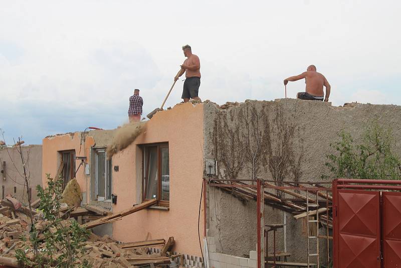 Tornádo napáchalo škody také v Mikulčicích. Jejich odstraňování pokračovalo i v pátek odpoledne.