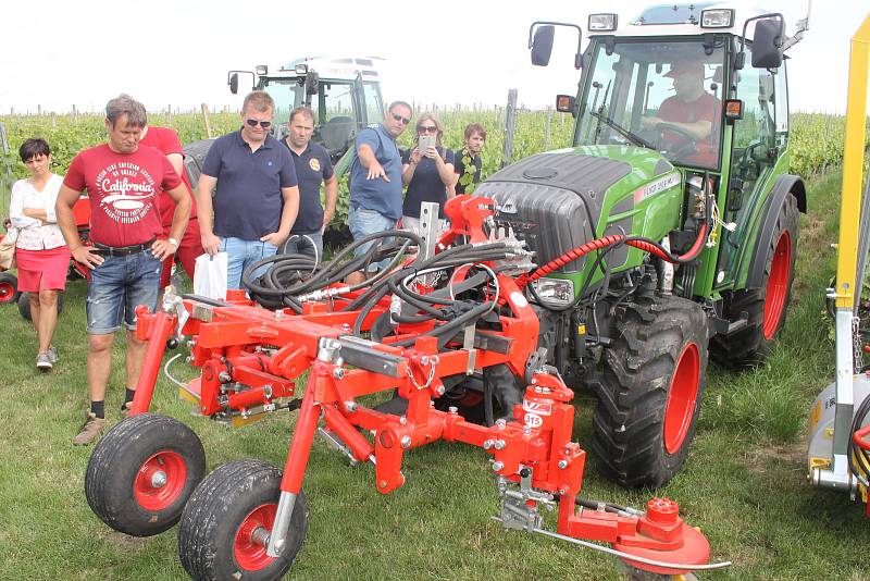 Návštěvníci na Kázání ve vinici v Popicích na Břeclavsku otestovali vinohradnickou techniku.